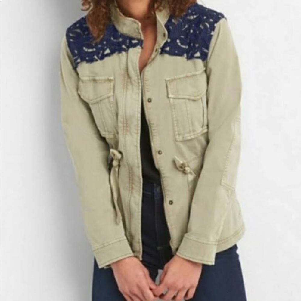 Gap cargo jacket with lace. Size S.